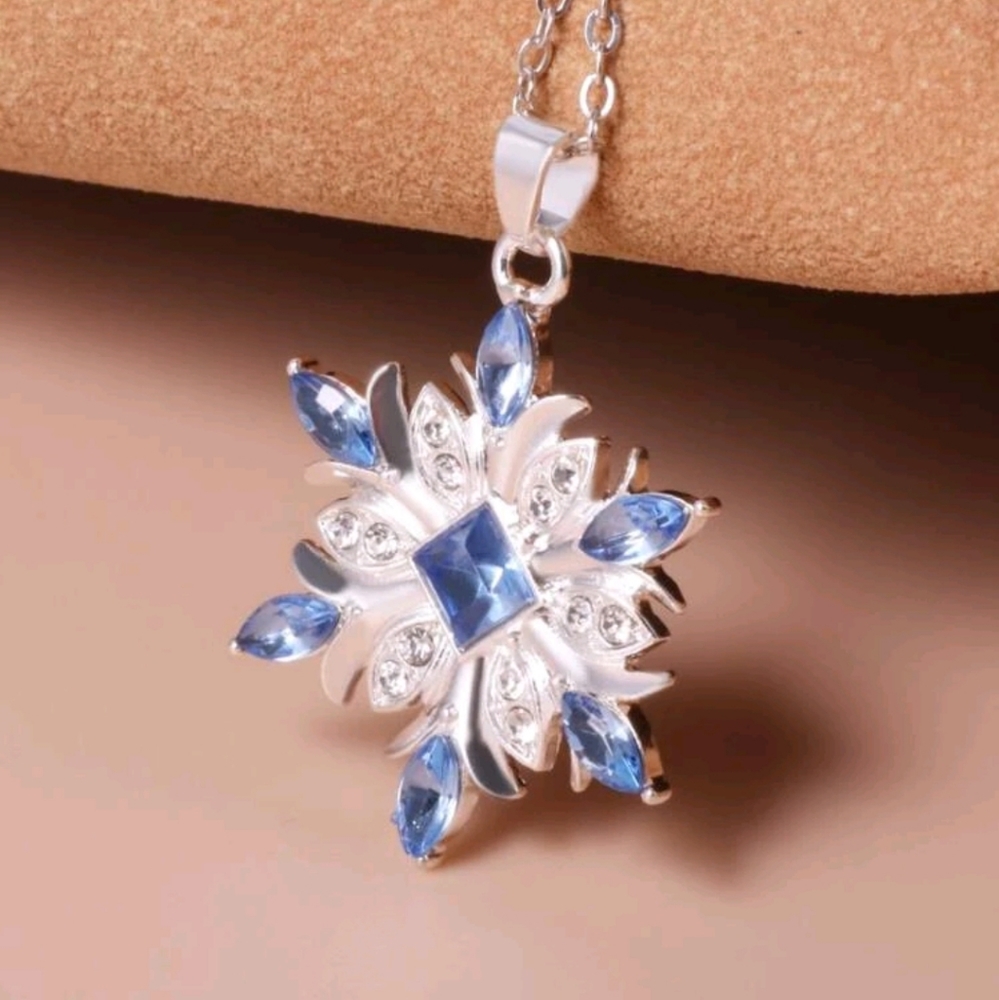 Sparkly Snowflake Necklace nwot
